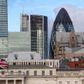 Efterspørgslen på Londons luksusboliger har i de seneste år blandt andet været presset op af, at verdenens ultrarige milliardærer har købt meget dyre boliger i Storbritannien via fonde og oversøiske selskaber.