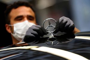 Nye nedlukninger har skabt fornyet pessimisme i tysk bilindustri, der også er ramt af utilfredshed med, at Daimler-koncernen lægger produktion af bilmotorer i Kina. Foto: AP/Matthias Schräder
