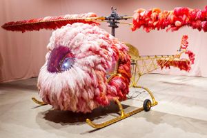 Joana Vasconcelos bruger helt banale materialer f.eks. med henblik på at skabe en helikopter af lyserøde strudsefjer.