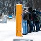 Flygtninge modtager instrukser fra en politikvinde ved grænsen til Norge i november 2015.