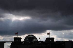 Mørke skyer trækker sammen over Rigsdagsbygningen i Berlin, hvilket næsten er symbolsk på grund af den minimale vækst i Europas største økonomi. Foto: AP/Markus Schreiber