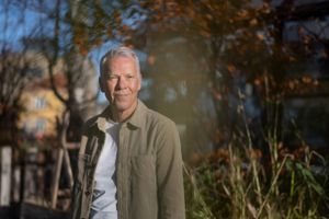 Tidligere Ambu-topchef Lars Marcher mener ikke, man kan forsvare at give højere løn til topchefen, hvis aktionærerne har tabt penge som følge af en faldende aktiekurs.