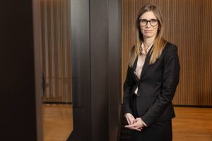 Portræt: Pernille Bomholdt Henneberg, Vellivs nye cheføkonom, tænker sig godt om, før hun leverer sit svar om verdens gang.