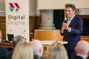 Flere store danske virksomheder åbner for første gang deres interne kurser til medarbejdere i andre dele af erhvervslivet med en ambition om at fastholde Danmark som digital frontløber.