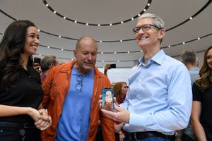 Chefdesigner i Apple, Jony Ive, og Apples adm. direktør, Tim Cook, viser tech-gigantens nye telefon iPhone X frem.  Foto: David Paul Morris