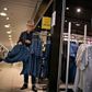 Blandt de danske detailkæder med butikker i shoppingcentre er Nielsens. Tøjkæden har 10 af dens 16 butikker placeret i centre - som her Rosengårdcentret i Odense, hvor Kim Brandt gør varer klar. Foto: Brian Karmark