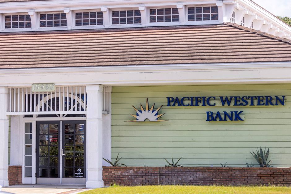 Bankerne Pacwest og Western Alliance styrter med mere end 50 pct. i på børsen i New York. Frygten for, at bankerne vil lide samme skæbne som kollapsede Silicon Valley Bank og First Republic Bank, vokser.