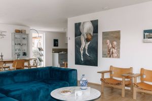 Sarah Knudsen og Martin Hebsgaard endte med at skrælle et parcelhus fuldstændig for at skabe deres drømmehus – med lyse farver, iøjnefaldende kunst og designklassikere, der holder i en menneskealder. 