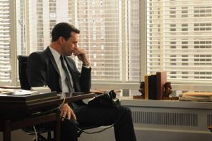 Billledet på en god gammeldags sælger. Don Draper (Jon Hamm) er hovedkarakteren i HBO-serien Mad Men, der i 50'ernes og 60'ernes New York taler sig gennem pitch efter pitch.   