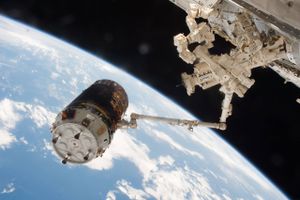 Den navnløse sonde fra Japans Kounotori 6-mission hægtes til ISS i december. Sondens skulle teste løsninger for det voksende problem om rumaffald. Foto: NASA