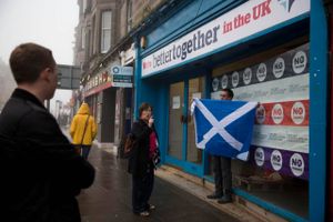 Meninger mødes. En tilhænger af skotsk selvstændighed har taget opstilling uden for et af nej-kampagnens kontorer i Edinburgh. Danske firmaer frygter, at et ja til selvstændighed vil medføre lang tids usikkerhed. Foto: Matt Dunham/AP
