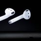 Sådan ser de nye AirPods ud - en trådløs udgave af de klassiske Apple-hovedtelefoner. Men de er ekstraudstyr og koster omkring 1.200 kr. Foto: Marcio Jose Sanchez/AP