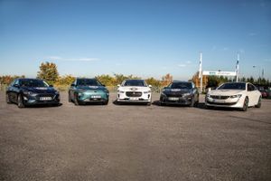 De fem biler, som går videre til finalerunden af Årets Bil 2019 er er fra venstre Ford Focus, Hyundai Kona Electric, Jaguar I-Pace, Kia Ceed og Peugeot 508. Foto: Lars Krogsgaard