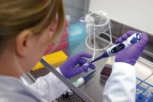 Det danske selskab arbejder på at udvikle en coronavaccine og forventer i 2022 et underskud på driften. 