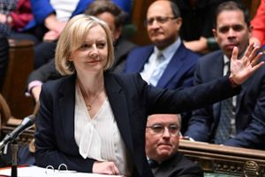 Det britiske pund er blevet styrket en smule torsdag eftermiddag, efter at den britiske premierminister, Liz Truss, i en tale foran Downing Street nr. 10 i London annoncerede sin afgang, når der er fundet en afløser på posten.