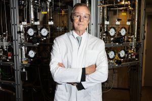Grøn brint bliver udpeget som en uundværlig løsning i den grønne omstilling. Den hæderkronede familievirksomhed Topsøe udpeger sig som globalt førende på en ud af tre dominerende teknologier.