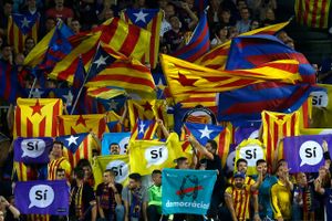 Fodboldkampen lørdag mellem FC Barcelona og Malaga på Camp Nou blev bl.a. brugt til at demonstrere for et selvstændigt Catalonien. Foto: AP/Manu Fernandez