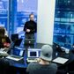 Molly Tatnell (stående) holder oplæg for de øvrige elever og lærer Claus Witfelt (t.h.) om sit besøg på en computerfabrik i Slovakiet. Netop muligheden for udlandsrejser er en af grundene til, at den 19-årige Molly Tatnell er glad for at gå på Ørestad Gymnasium. Foto: Niels Hougaard