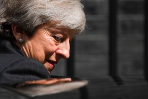 Premierminister Theresa May undveg et muligt afgangskrav onsdag, men mistede en vigtig minister. Nyt møde på fredag, hvor hun kan presses væk.