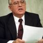 ”Tilbagetogets helt,” blev Mikhail Gorbatjov, den sidste sovjetleder, kaldt. Han demonterede imperiet, men mistede selv magten i december 1991. Her taler han for sidste gang som statsleder den 25. december 1991. Foto: Liu Heung Shing/AP