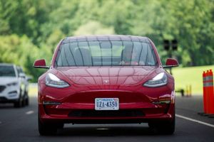 En Tesla 3 kan repræsentere en større klimabelastning end en dieseldreven Mercedes C 220d, hævder tyske forsker, og det har skabt ballade. Foto: Reuters/Amanda Voisard