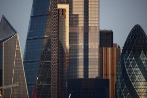 Solen skinner over City of London, Europas finanscentrum, men usikkerheden om, hvad der skal ske i 2021, er meget stor. Foto: Reuters/Hannah McKay