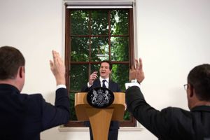 Finansminister George Osborne på pressekonferencen mandag morgen, da han fortalte, at han alligevel ikke gennemfører et krisebudget med skattestigninger og besparelser for 30 mia. pund. Foto: AP/Stefan Rousseau