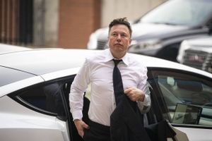 Elon Musk, chief executive officer of Tesla Inc., arrives at court during the SolarCity trial in Wilmington, Delaware, U.S., on Tuesday, July 13, 2021. Musk was cool but combative as he testified in a Delaware courtroom that Tesla's more than $2 billion acquisition of SolarCity in 2016 wasn't a bailout of the struggling solar provider. Foto: Bloomberg/Al Drago