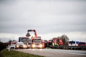 Transportordfører vil ændre loven, så der kan sendes bulldozere og gummigeder ud på motorvejene for at fjerne havarerede lastbiler.