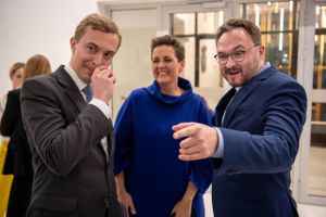 
    Morten Messerschmidt (DF) Pia Olsen Dyhr (SF) og Klimaminister Dan Jørgensen var i godt humør efter forliget var indgået. Nye Borgerlige og Liberal Alliance var fraværende. Foto: Thomas Sjørup/Ritzau Scanpix
  