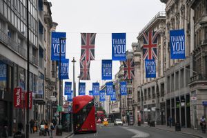 Storbritannien vil lempe rejsereglerne for topchefer, hvis deres rejse er en fordel for Storbritanniens økonomi. Her Oxford Street i London. Foto: AP/Alberto Pezzali
