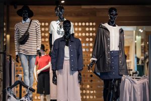 En forlængelse af restriktionerne rammer danske modebutikker hårdt. Flere organisationer håber på udskydelse af momsbetalinger. 