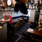 For 20 år siden ville Andy Greve købe en pakke smøger på Cirkuskroen i Aarhus. Siden har han været en fast bestanddel af "fyraftensholdet", der dagligt hygger sig på værtshuset. Han føler sig lidt ensom under coronakrisens nedlukning.