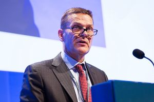 Bestyrelsesformanden erkender, at ansvaret for B&O's manglende succes også falder tilbage på ham. Nu har Ole Andersen med en ny direktør købt sig tid til at skabe et lønsomt selskab.