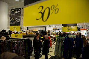 Lave priser og store rabatter rykker lige nu rundt på danskernes julevaner. Årsagen er "disinflation".