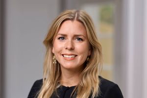 Dansk Arbejdsgiverforening rejser nu debat om, hvor og hvordan stress opstår. En ny analyse viser, at det i højere grad er alder og køn og ikke arbejdet, der definerer risikoen for stress. Kritikere kalder analysen misvisende og påpeger, at arbejdspladsen er en del af løsningen.
