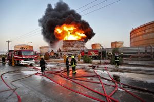 Brandmænd er i fuld gang med at slukke ilden under en brand ved en iransk petrokemisk installation, july 2016. Hackere mistænkes for at have startet branden ved at ødelægge sikkerhedssystemer. Sådanne angreb er blevet mere hyppige i nutidens cyberkonflikter. Foto: Borna Ghasemi/ISNA via AP