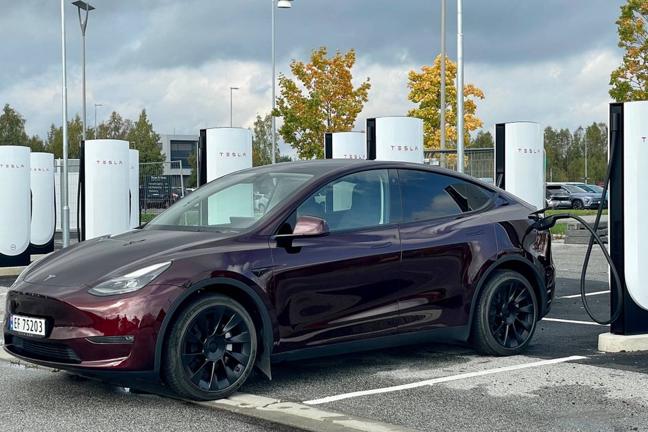 Siden Tesla skar i priserne den 13. januar 2023, har elbilkæmpen skruet op og ned for priserne i et væld. Det har skabt et bilmarked med yoyo-priser, lyder det.