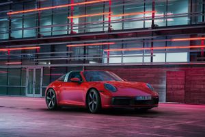 Porsche klar med den nyeste generation af den halvåbne 911 Targa, der følger en designlinje med stærke historiske rødder. 