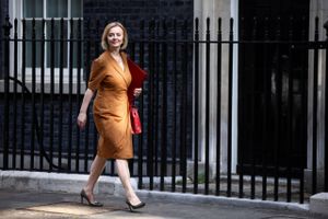 Liz Truss er blevet valgt som leder af Det Konservative Parti og Storbritanniens premierminister. Men hvem er briternes nye leder? 
