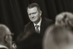 Servicegiganten ISS har opjusteret sine forventninger efter et forlig og aftalen om en forlængelse af partnerskabet med Deutsche Telekom. Investorerne kvitterer med en stigende aktiekurs.