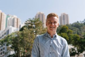 Med forældre og bedstefædre i forretningsverdenen følger 22-årige Jeppe Bruun Rasmussen i familiens fodspor med sine business-studier. Han håber dog at kunne skabe sig en karriere med et internationalt udgangspunkt – og første skridt er Hongkong.