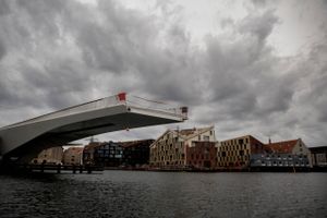 Inderhavnsbroen der skal forbinde Nyhavn og Christianshavn i København er blevet forsinket af flere omgange bl.a. da Pihl & Søn som entreprenør bag projektet gik konkurs. Den er stadig ikke åbnet, men broen er nu blevet bygget færdig og er ved at blive testet. Københavns Kommune forventer, at den åbner i 2015. OLESEN PETER HOVE