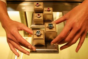 Luksuskoncernen Louis Vuitton Moet Hennessy har egentlig budt godt 100 mia. kr. for juvelerselskabet Tiffany's. Men lige nu virker prisen alt for høj. 