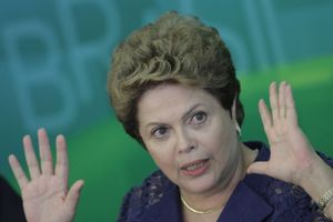 Brasiliens præsident Dilma Rousseff er under heftigt pres fra en utilfreds befolkning, og nu risikerer hun også en rigsretssag. 