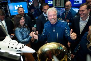 Det var ikke kun positivt for rigmanden Richard Bransons firma Virgin Galactics, da det i søndags sendte milliardæren på et rumfartøj mod det uendelige univers. Aktien er nemlig styrtdykket siden.