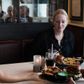 Danskerne går mere på restaurant - også som her i kæden Bone's, hvor Mirna Bagdoian (tv.) serverer for Freja og Charlotte Schramm. Foto: Kenneth Lysbjerg Koustrup.