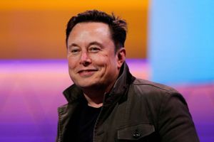 Den nye Twitter-ejer Elon Musk har mistet milliarder. Det kan betyde, at det snart er slut med at kalde sig verdens rigeste. 