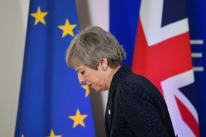 Nyheden om at Theresa Mays dage som britisk premierminister kan være talte styrkede onsdag landets valuta - men et nej fra regeringspartneren DUP og bred uenighed i en serie af parlamentsafstemninger trak luften ud af bevægelsen.