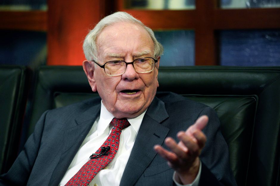 Warren Buffett og hans selskab Berkshire Hathaway har afsløret, at man gennem et stykke tid har opbygget en større aktiepost i forsikringsselskabet Chubb. Det har fået aktiekursen på Chubb til at stige med 8 pct. i formarkedet. Foto: AP Photo/Nati Harnik.  